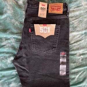 Black cropped 501 Levi’s